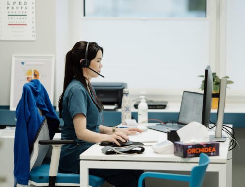 Inimesed teisel pool telefonikõne – meie terviseanalüütikute roll patsiendi teekonnal