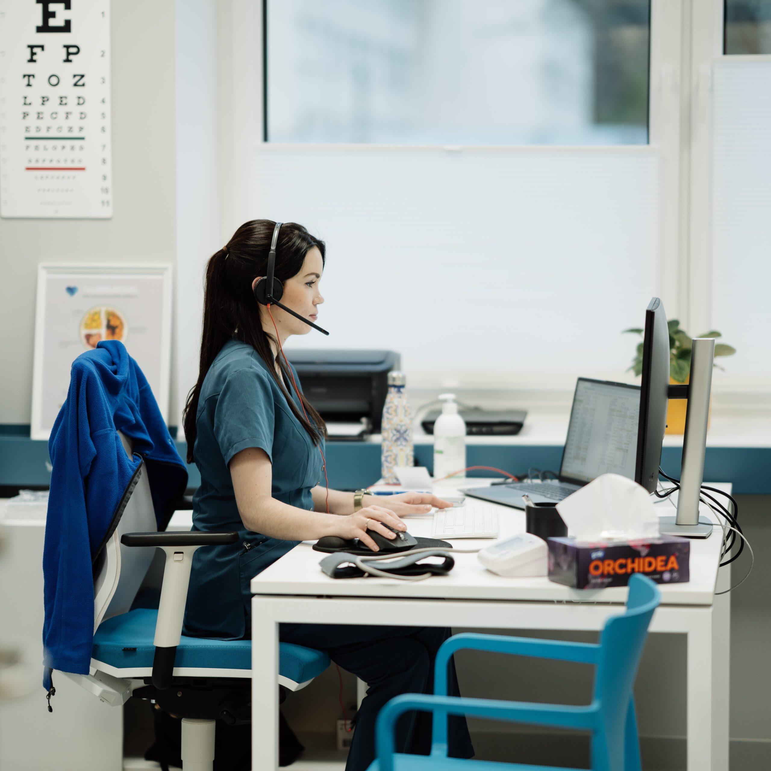 Inimesed teisel pool telefonikõne – meie terviseanalüütikute roll patsiendi teekonnal